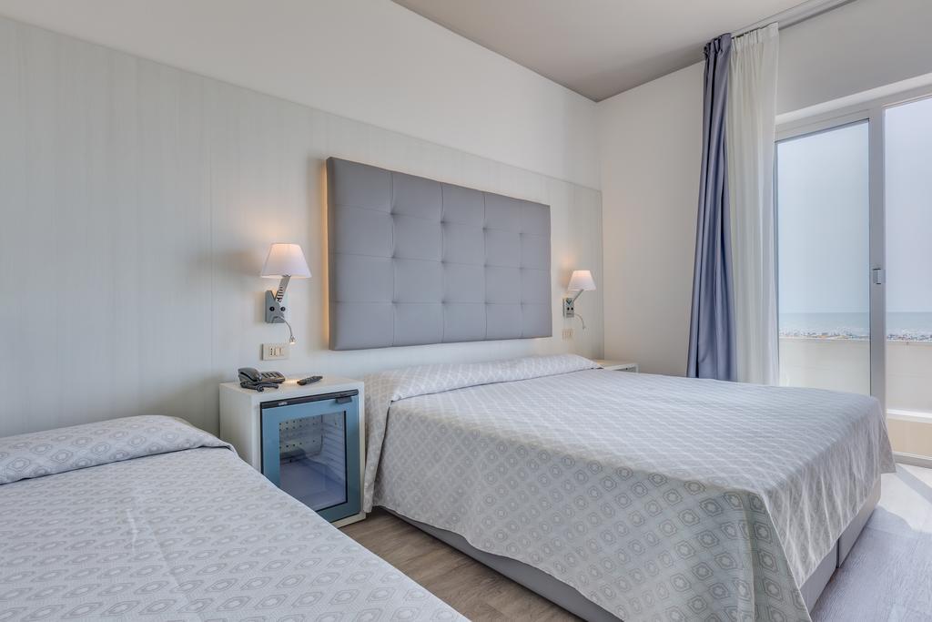Hotel Garni' Serena Caorle Exteriör bild