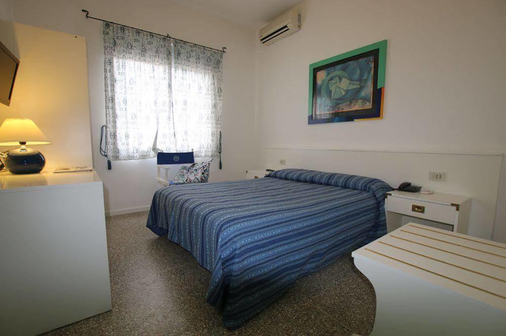 Hotel Garni' Serena Caorle Exteriör bild