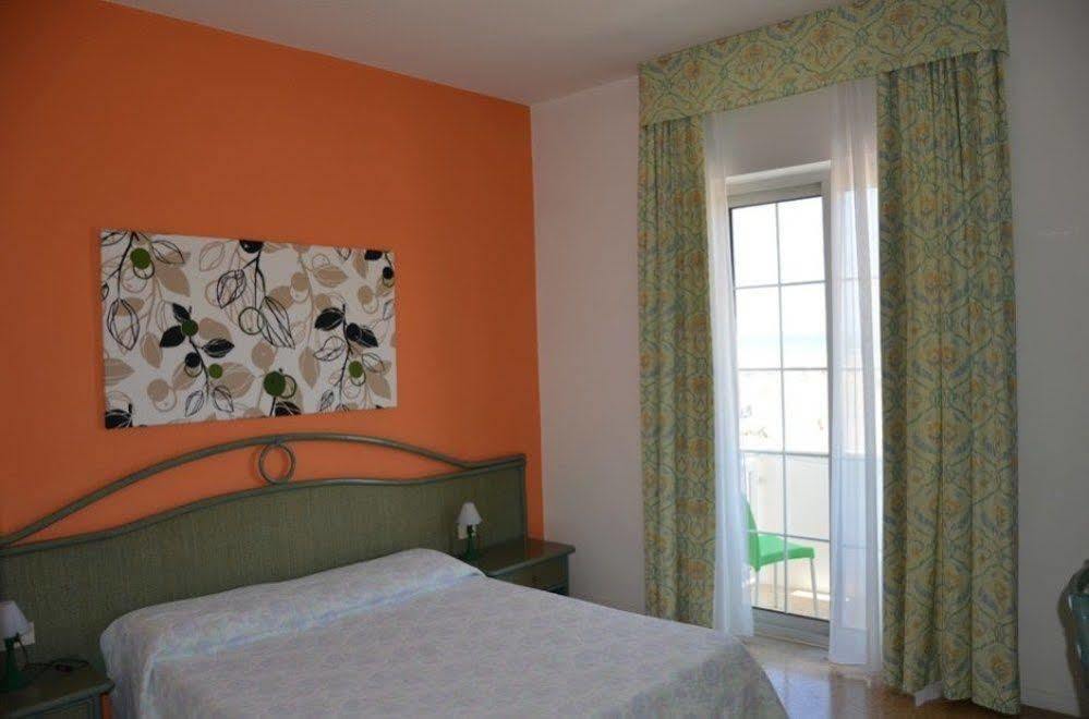 Hotel Garni' Serena Caorle Exteriör bild