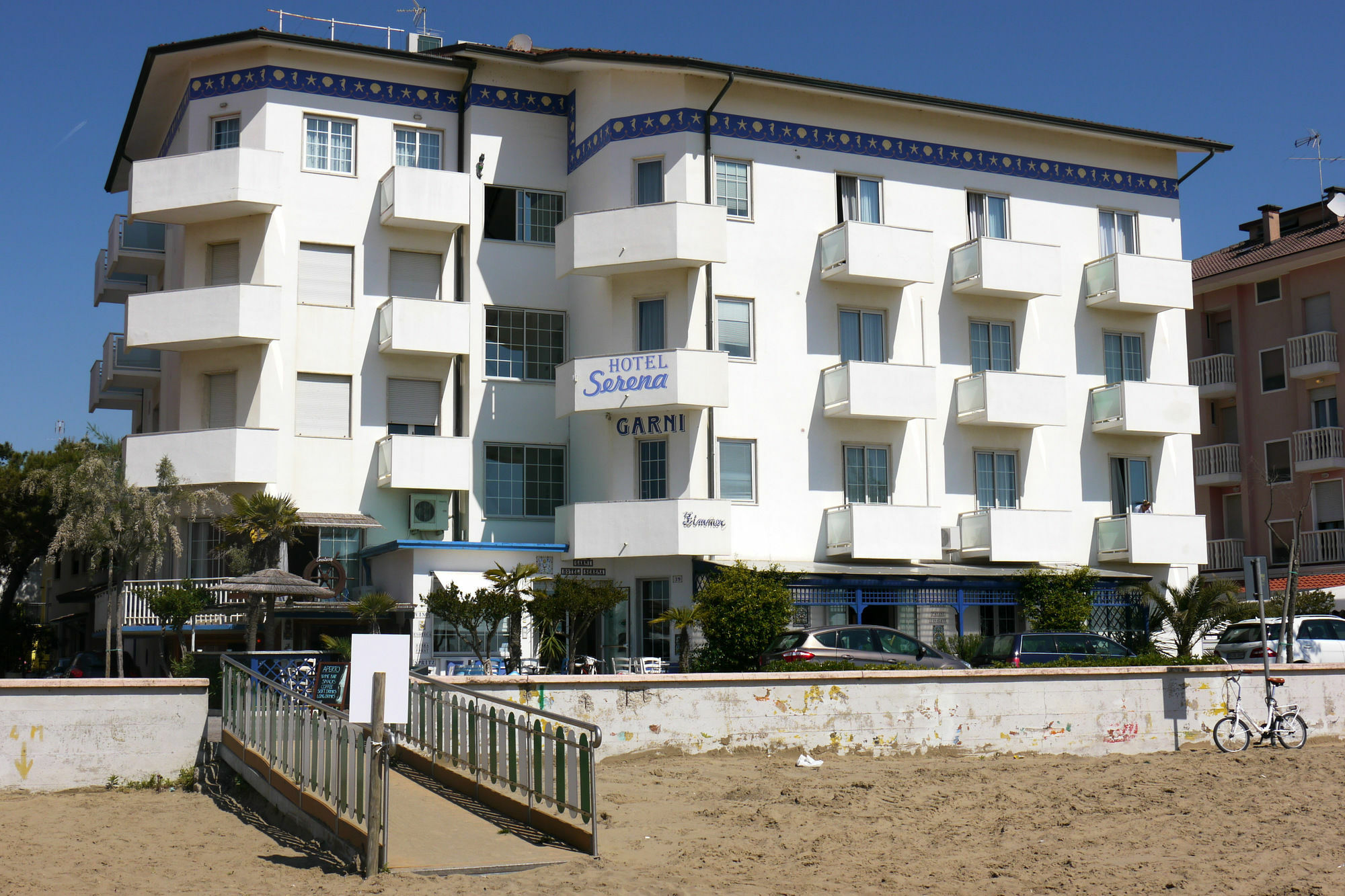 Hotel Garni' Serena Caorle Exteriör bild